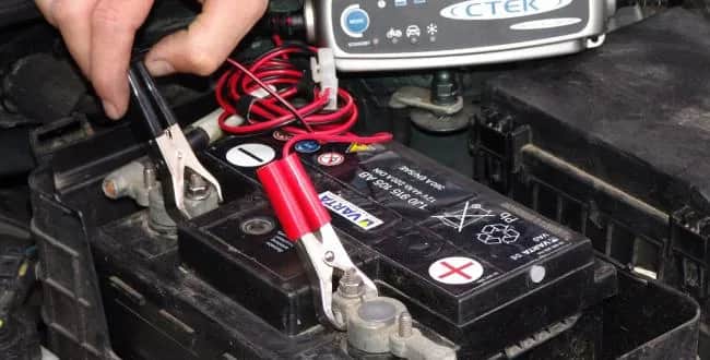 Jak podłączyć ładowarkę do motocykla bez ryzyka uszkodzenia akumulatora