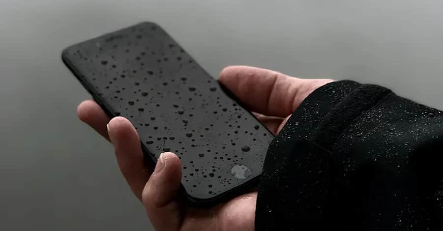 Czy iPhone 13 jest wodoszczelny? Sprawdź, co musisz wiedzieć przed zakupem