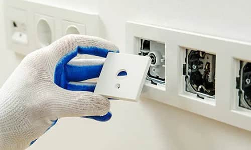 Jak podłączyć telewizor do gniazda antenowego - uniknij problemów z sygnałem