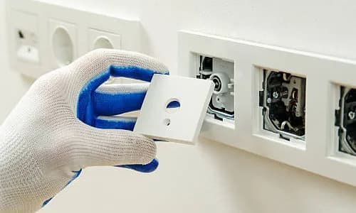 Jak podłączyć telewizor do gniazda antenowego - uniknij problemów z sygnałem