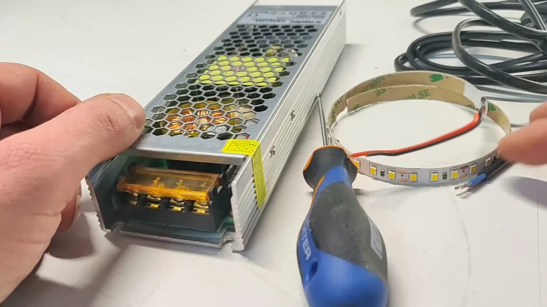 Jak podłączyć zasilacz LED 12V bez błędów i z zachowaniem bezpieczeństwa