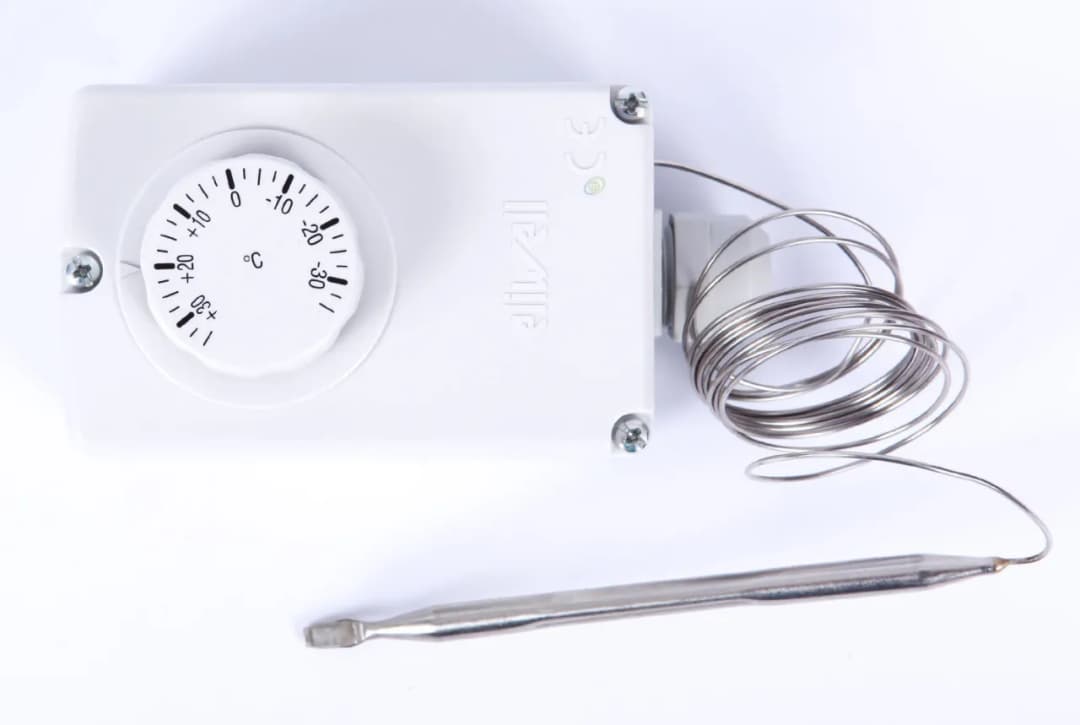 Termostat temperatury: Jak działa i jakie ma zastosowania?