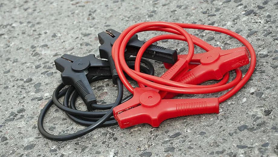 Jak podłączyć kable rozruchowe do ciężarówki - uniknij najczęstszych błędów