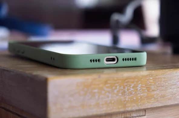 Jak prawidłowo wyczyścić port ładowania smartfona