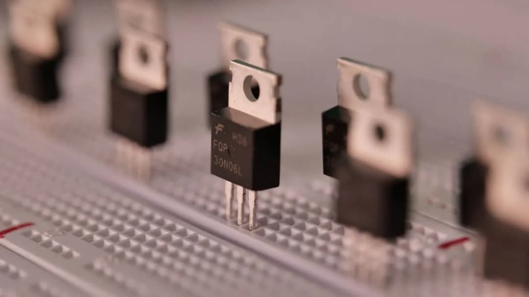 Czym jest emiter i jakie ma znaczenie w nowoczesnej elektronice: kompendium