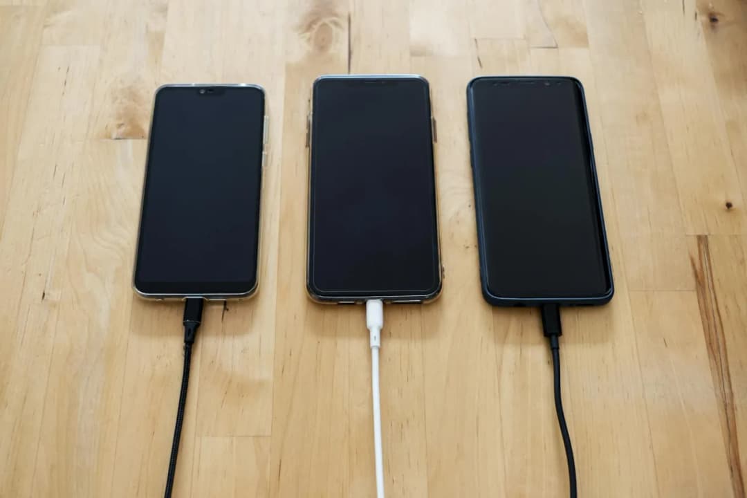 Jak ładować smartfon, aby przedłużyć żywotność baterii?